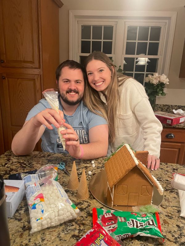 Decorating Gingerbread Houses